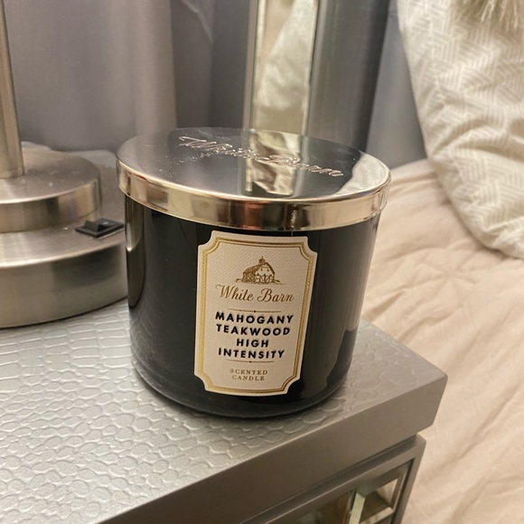 NEW ! White Barn
MAHOGANY TEAKWOOD HIGH INTENSITY
3-Wick Candle